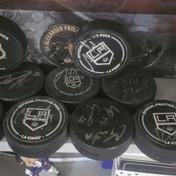 La kings signed pucks