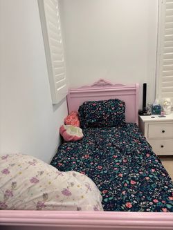 Twins bed