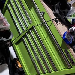 Kobalt 46.1-in L x 37.2-in H 9 -Drawers Rolling Green Wood Work Bench