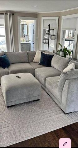 BEAUTIFUL SECTIONAL COUCH AND OTTOMAN