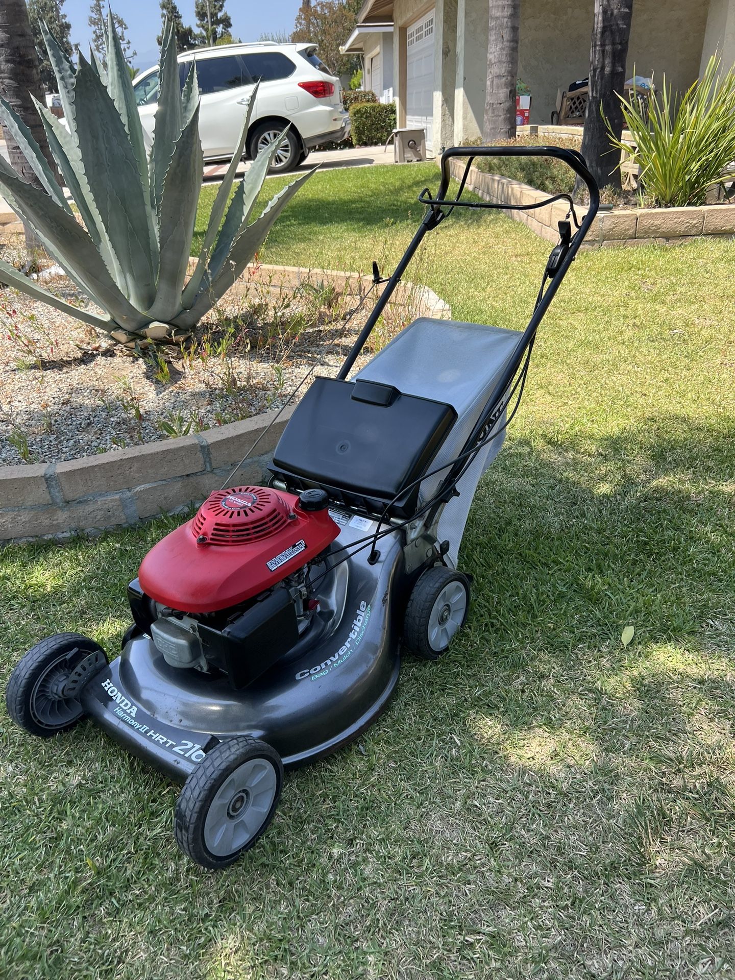 HONDA HARMONY ll HRT216 SELF PROPELLED LAWN MOWER, IN GOOD WORKING ORDER