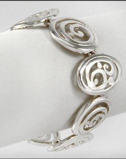 New Silvertone circle bracelet
