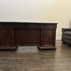 Haverty’s Executive Office Desk