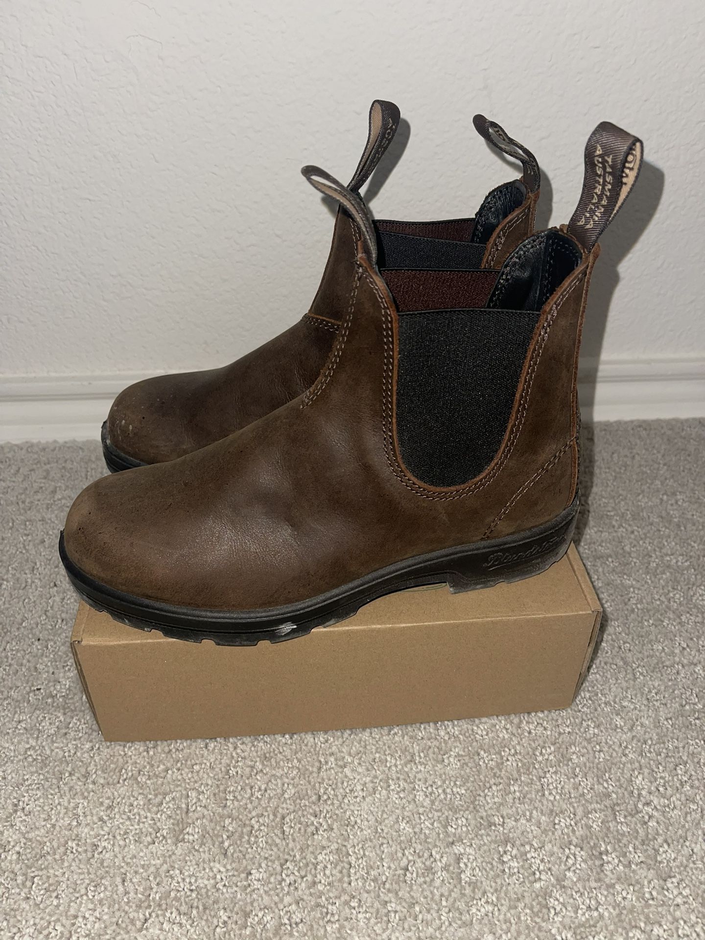 Blundstones Size 6