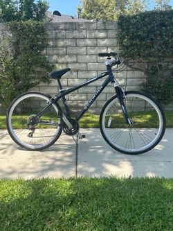 Looks new, Schwinn Trailway Men's Hybrid Bike- in great condition