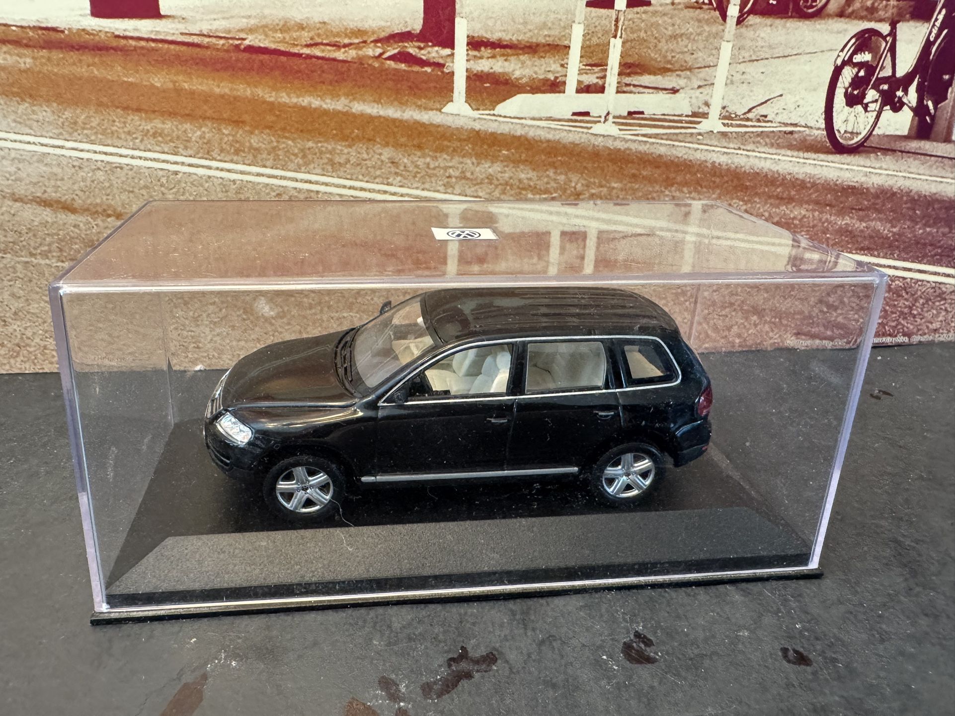 1:43 Scale 2003 Volkswagen Touareg Diecast Car with Display Case.