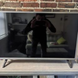 33" Smart TV