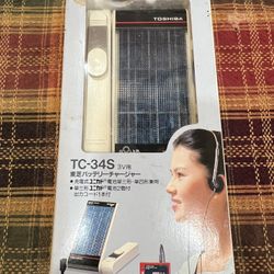1980s Toshiba Solar Battery Charger (TC-34S) – Cargador solar Toshiba de los años 80 (TC-34S)