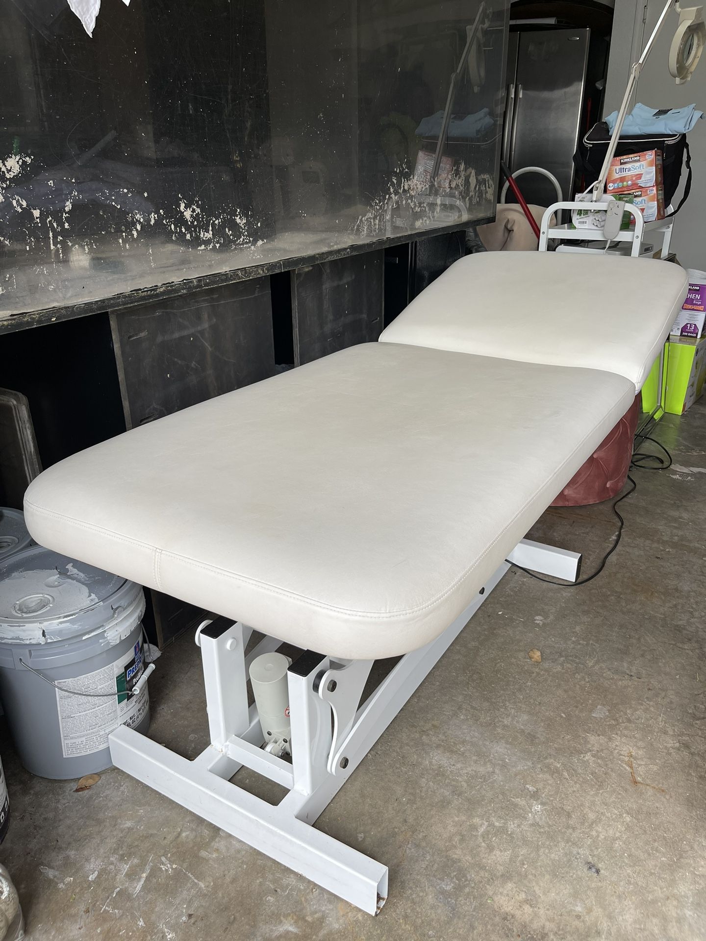 Silhouette Tone Esthetician Table