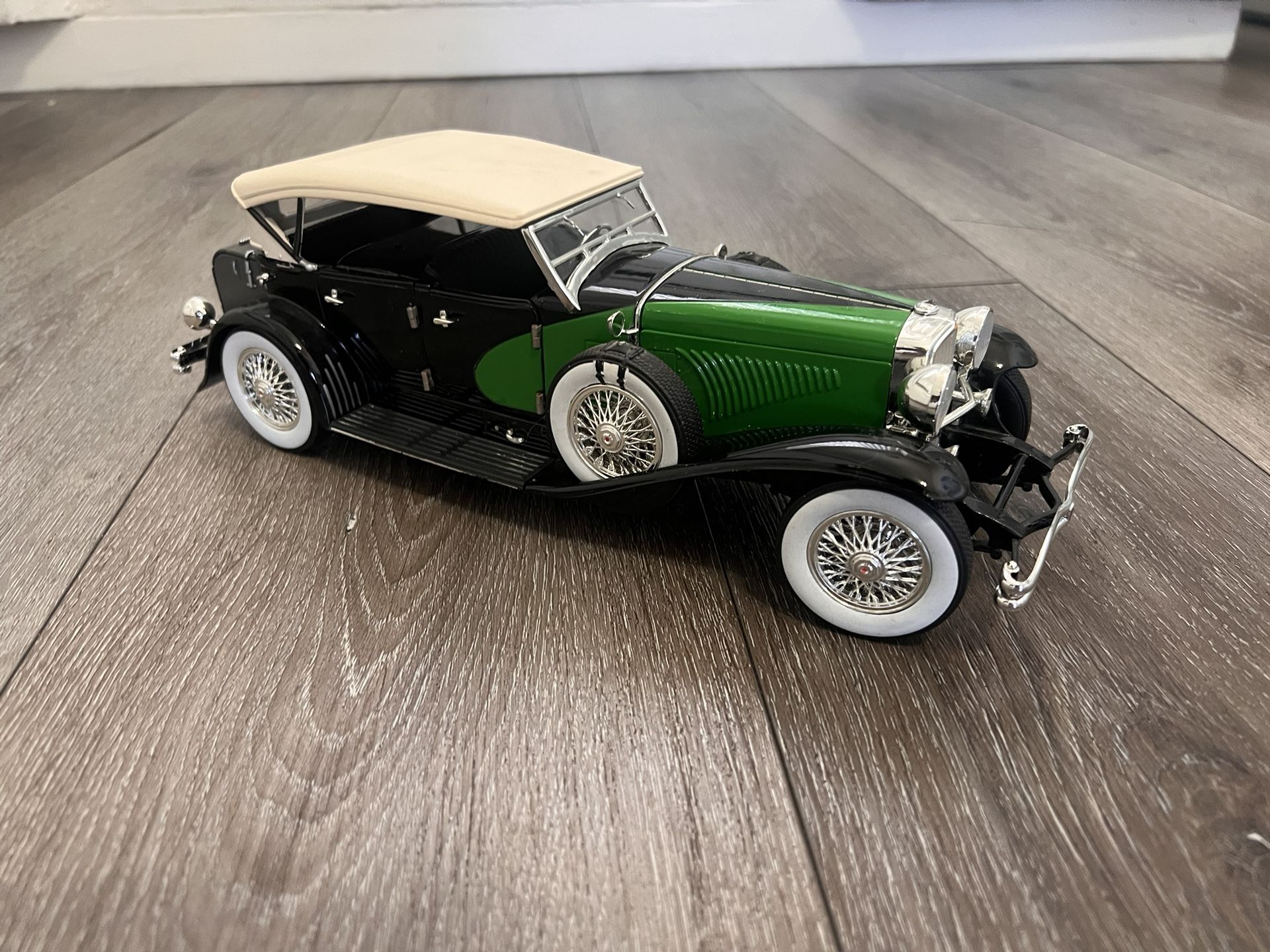 Diecast 1/18 Scale Signature 1934 Duesenberg Black And Green