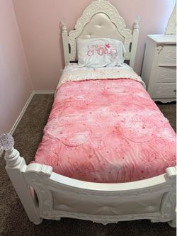 Princess Twin bed w/t dresser & mirror