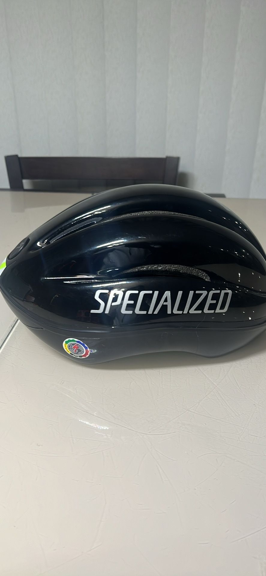 Specialized x extra air medium helmet in good condition with minor cosmetic blemishes such as lite scratches and scuff marks from time and usage. Bin