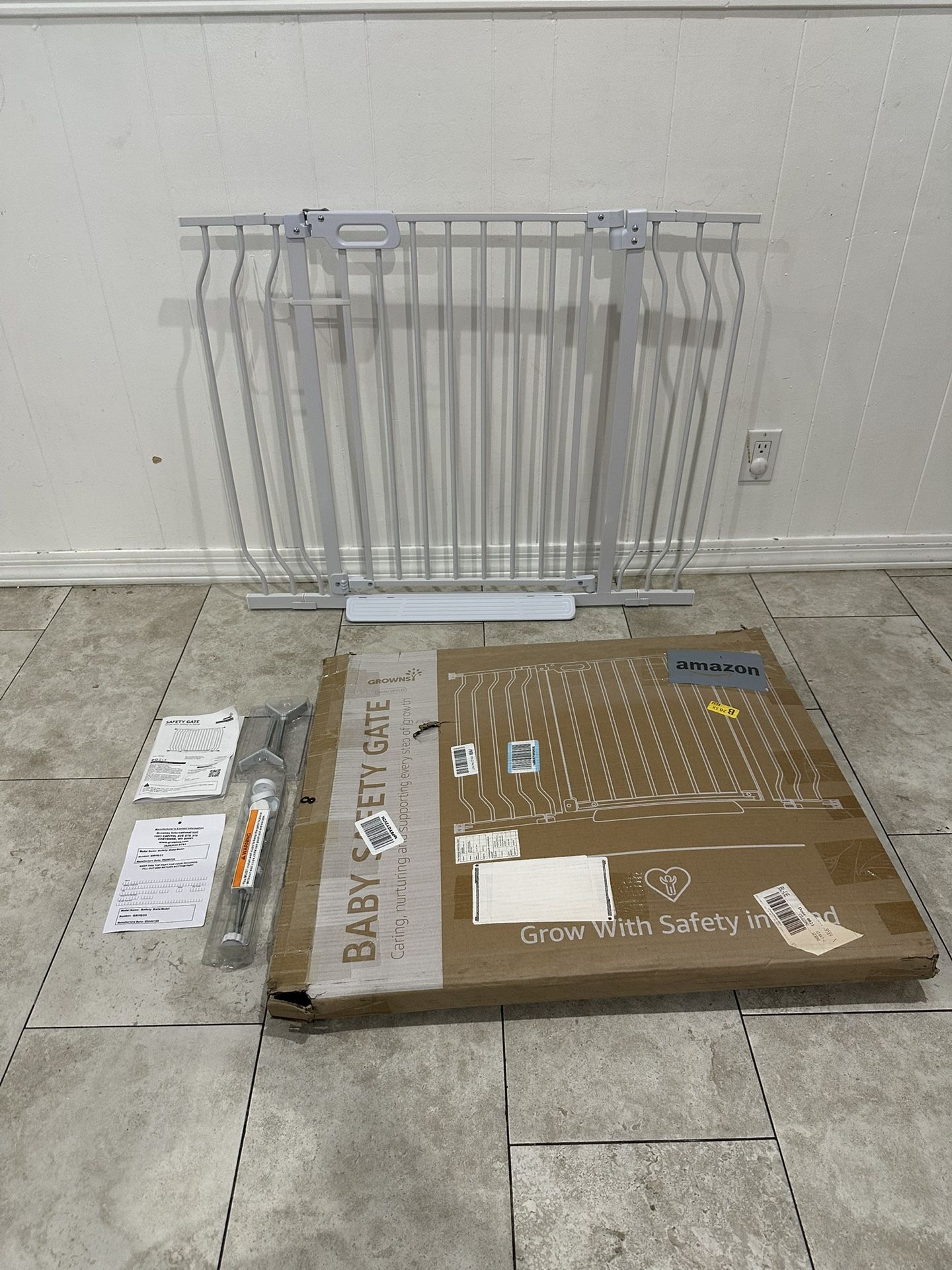 Wide Pet Gate / Baby Gate - Fits Openings 29.5” - 43.7”