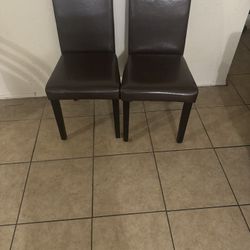 Dos Sillas En Buenas Condiciones En 25 Dolares Por Las Dos 