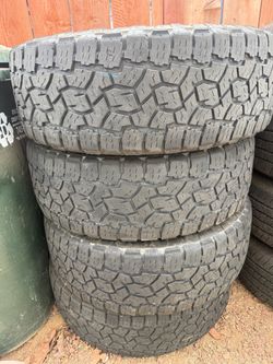 275/65/20 Toyo AT tires.