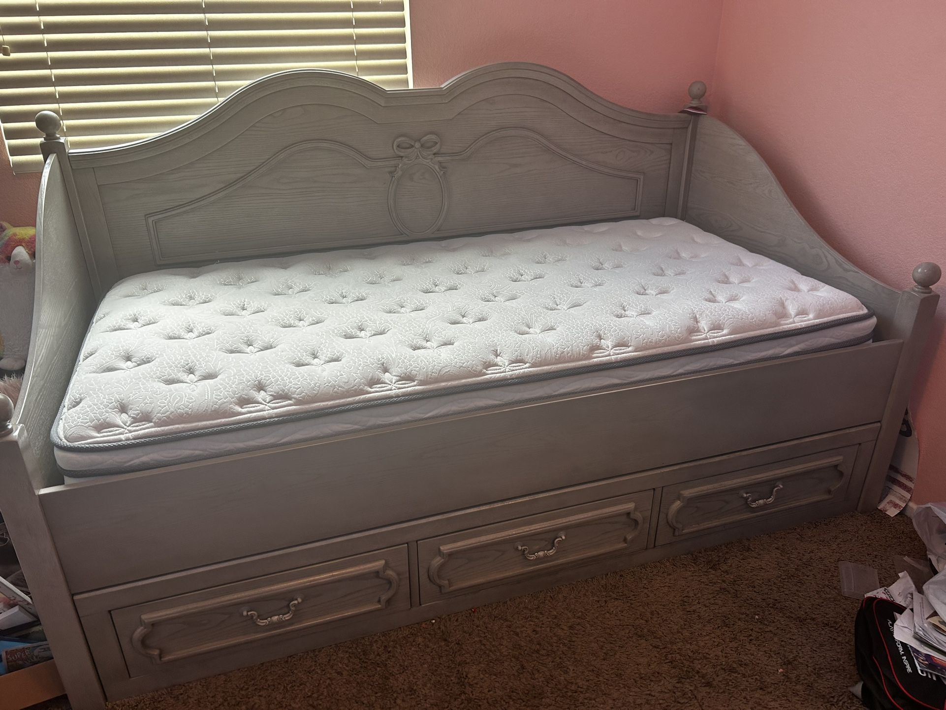 Wooden Daybed and Vanity Bedroom Set
