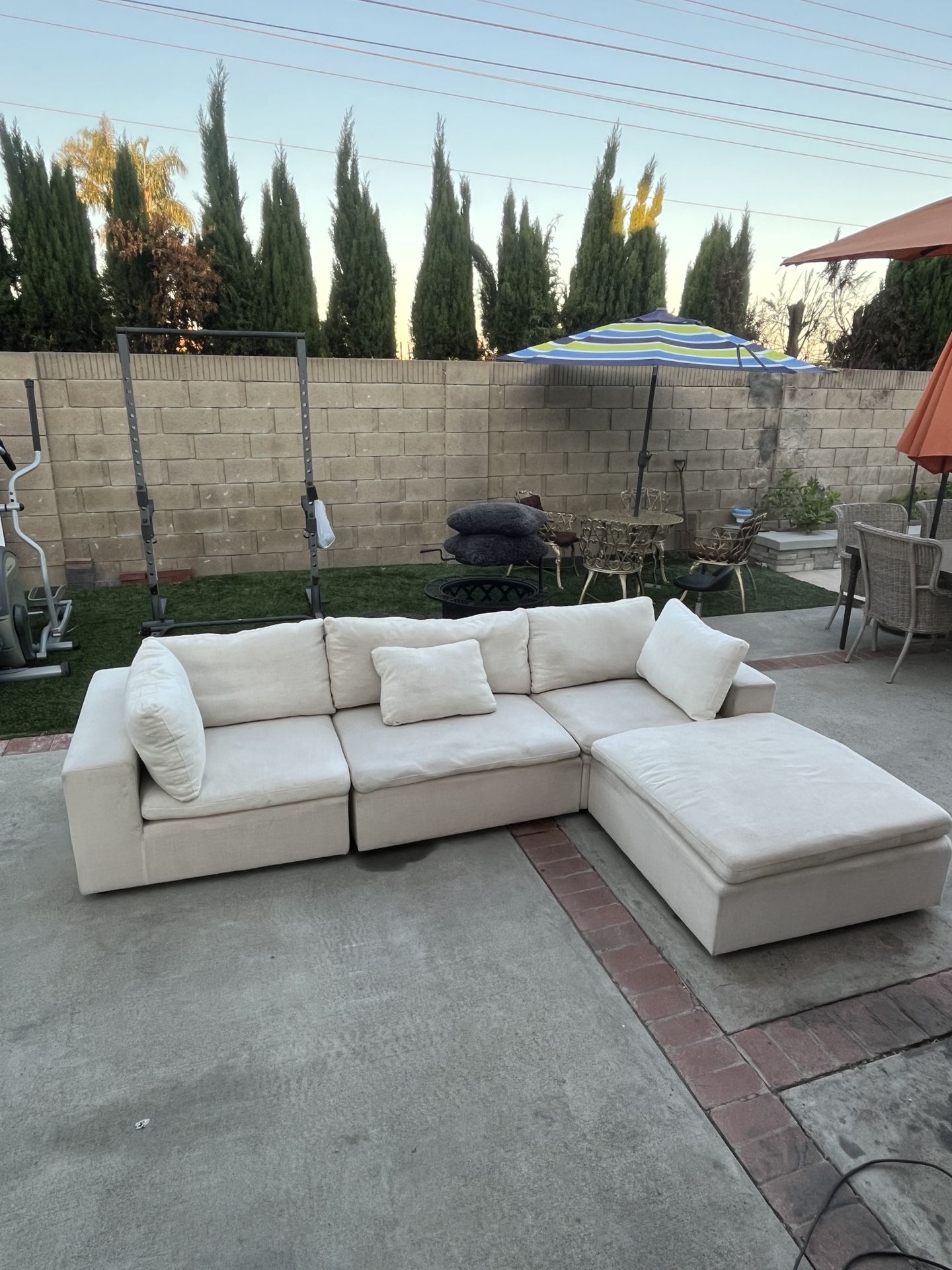 4 Pc Off-white Cloud Couch Sectional (Free Delivery 🚚)