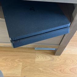 PS4 Slim 