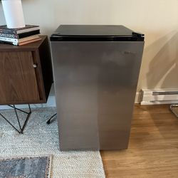 Barely Used Vissani mini Fridge 