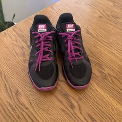$20 - EUC Woman’s  size 8 Comfy Nike Training Move Fit sneakers. Black with bright pink laces and accents. Has Flywire technology and Nike Flex soles.