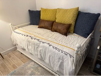 White Metal Daybed with Pull-Out Trundle Bed