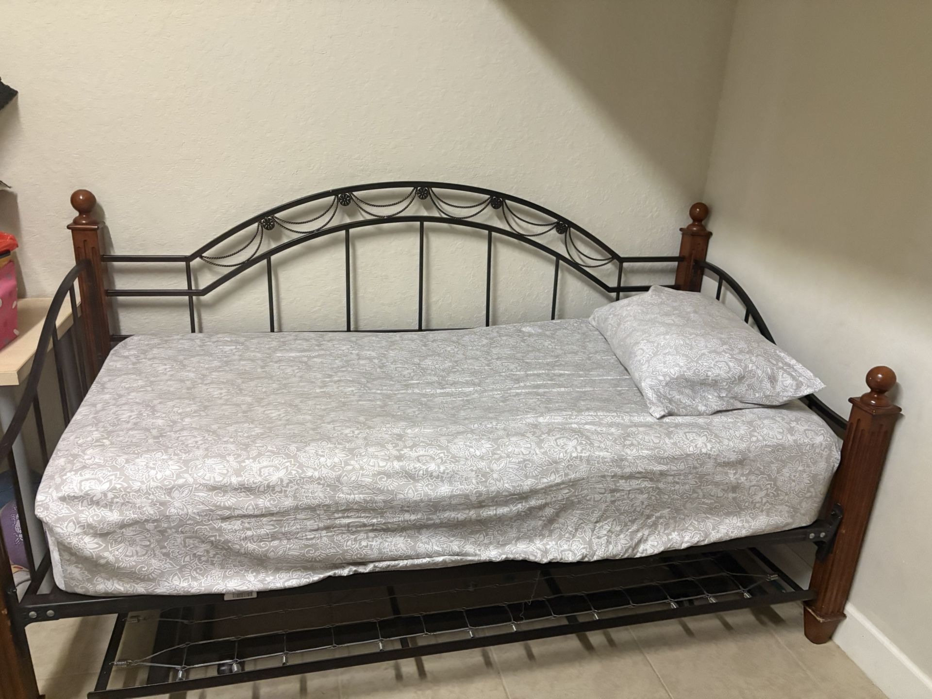 Day Bed With Two Twin Mattress 