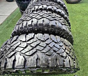285/75/18 vendo un set de llantas marca Goodyear con un 80 % de vida las 4