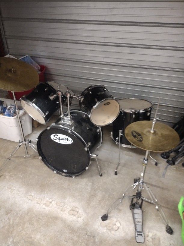 Squire By Fender 7 Piece Drum Set