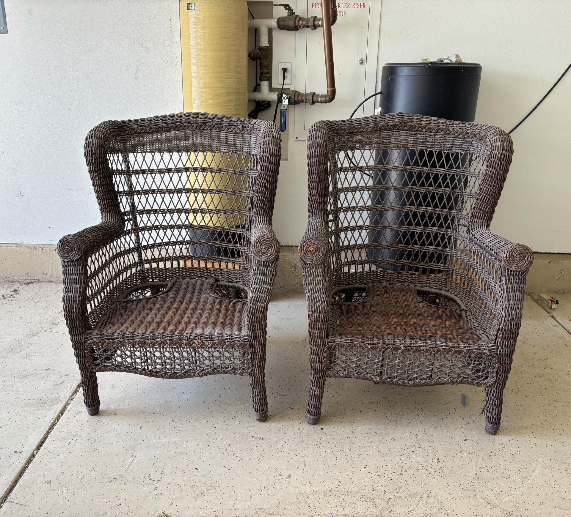 Set of 2 wicker chairs