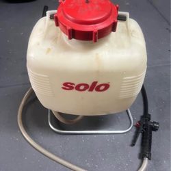 Solo spray back pack