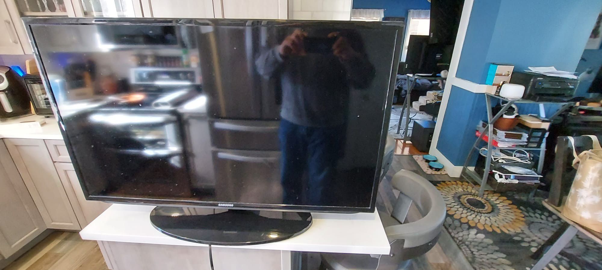 40" Samsung LED Smart TV HDTV Excellent Condition W/ Remote 