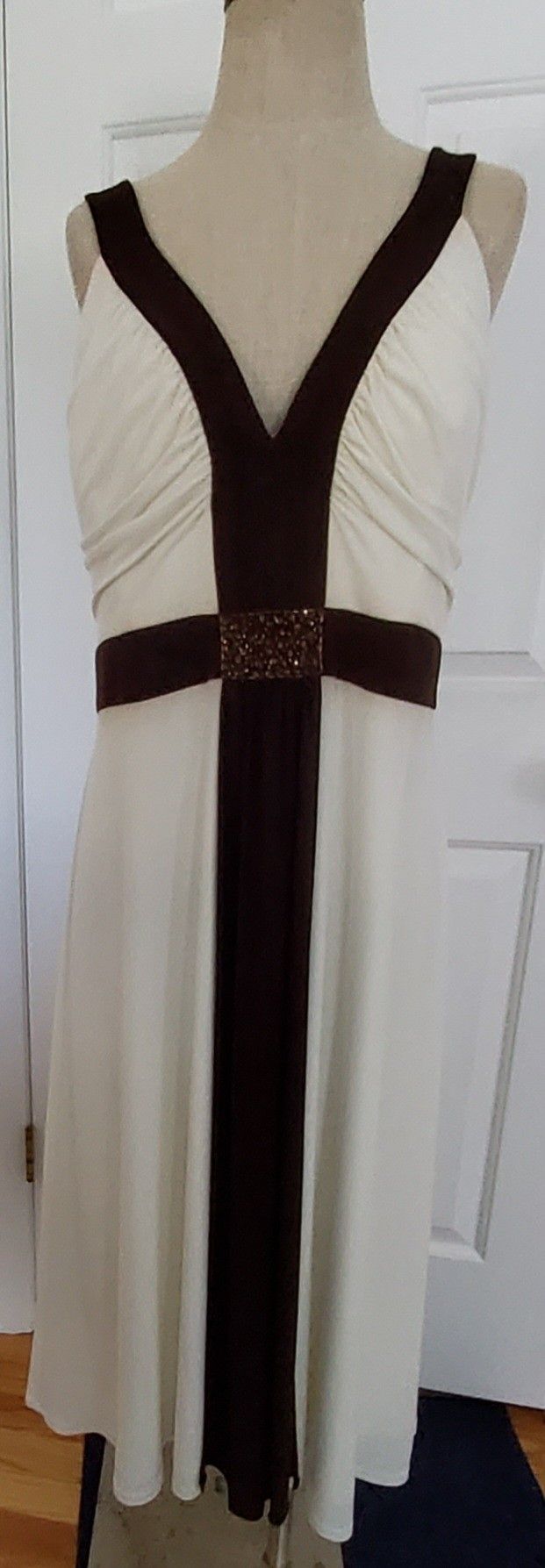 Dress// JESSICA HOWARD// CREAM WITH BROWN TRIM// SZ 16// BUILT IN BRA// NWT