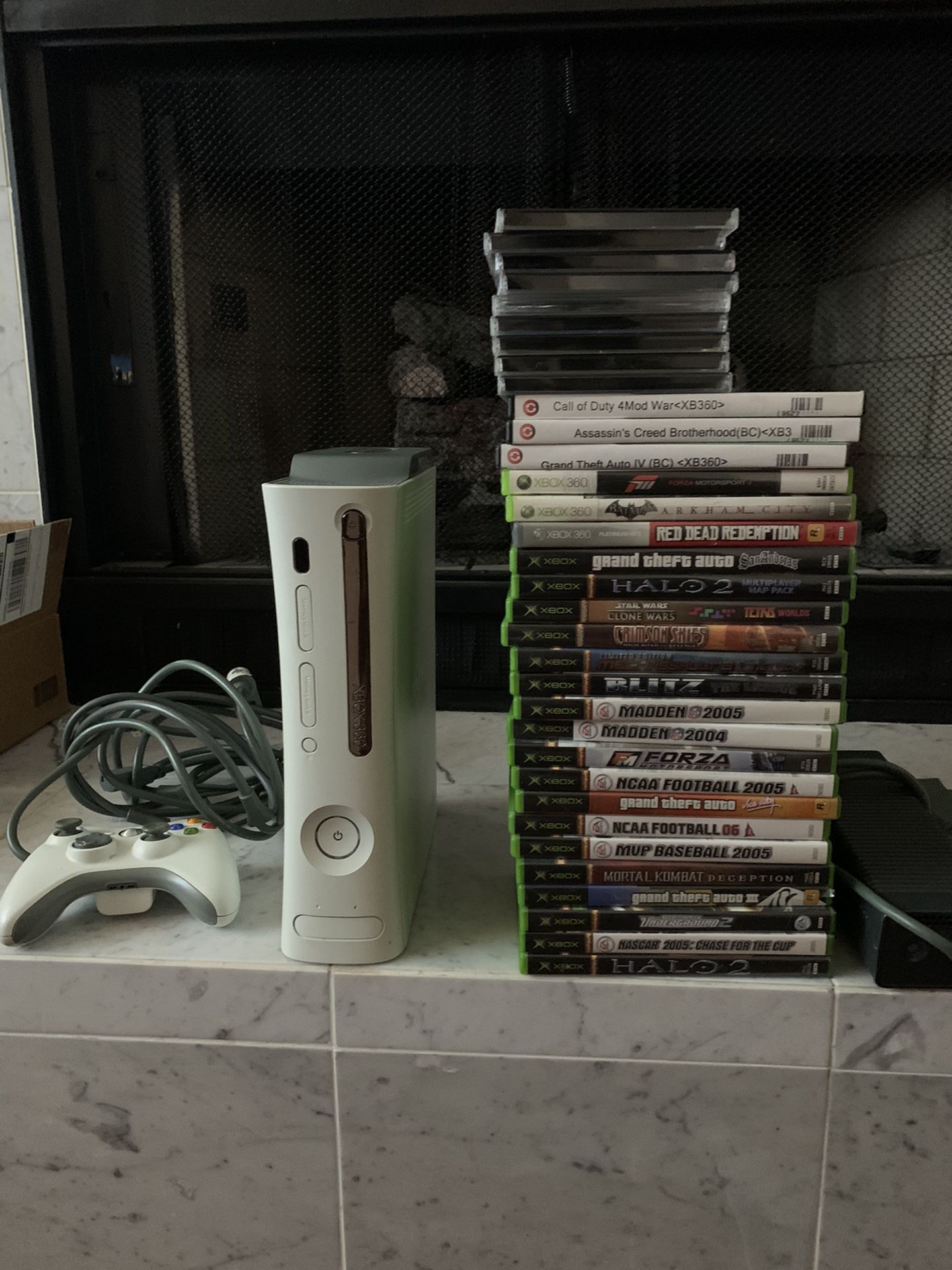 XBOX 360, 2 Controllers, 32 Games