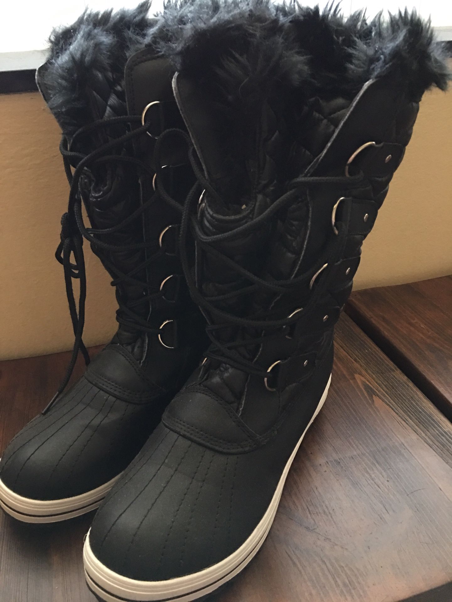 New- Women winter boots size 11