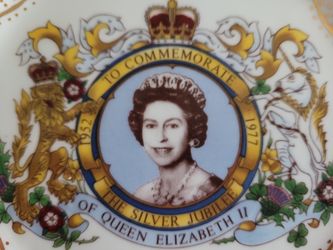 Lovely Queen Elizabeth II Silver Jubilee Commemorative Collector's Plate From The UK 