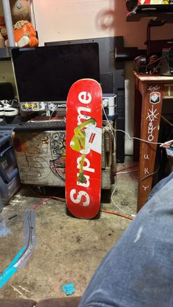 Supreme and Kermit the frog