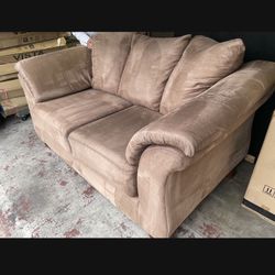 GREAT DEAL! ASHLEY FURNITURE COMFY loveseat 
