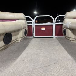 2012 Sun Tracker Party Barge