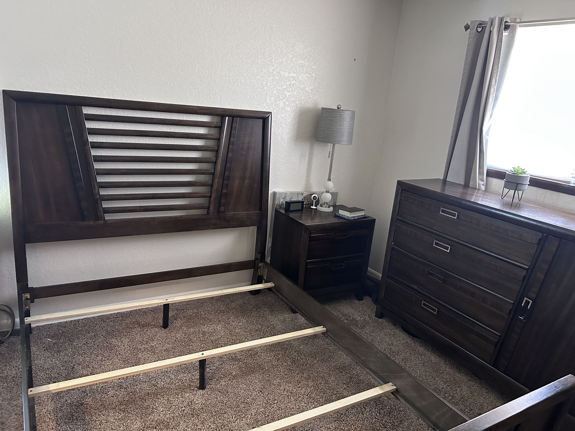 Stylish Bedroom Furniture Set – Bed Frame, Nightstand & Drawer Dresseer