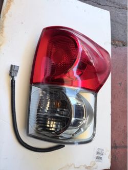2007-2013 Toyota Tundra passenger rear tail light