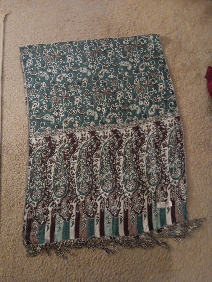 GORGEOUS Genuine 100% Cashmere Silk 28"x75" Tassled Shawl Made in Jerusalem.
Elevate your fashion game with this exquisite 100% Cashmere silk shawl.