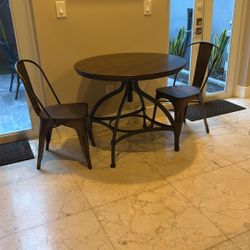 Beautiful Round Table Pub style 