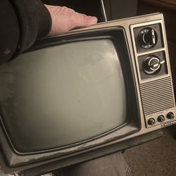 Vintage Television 13 Inch Goldstar