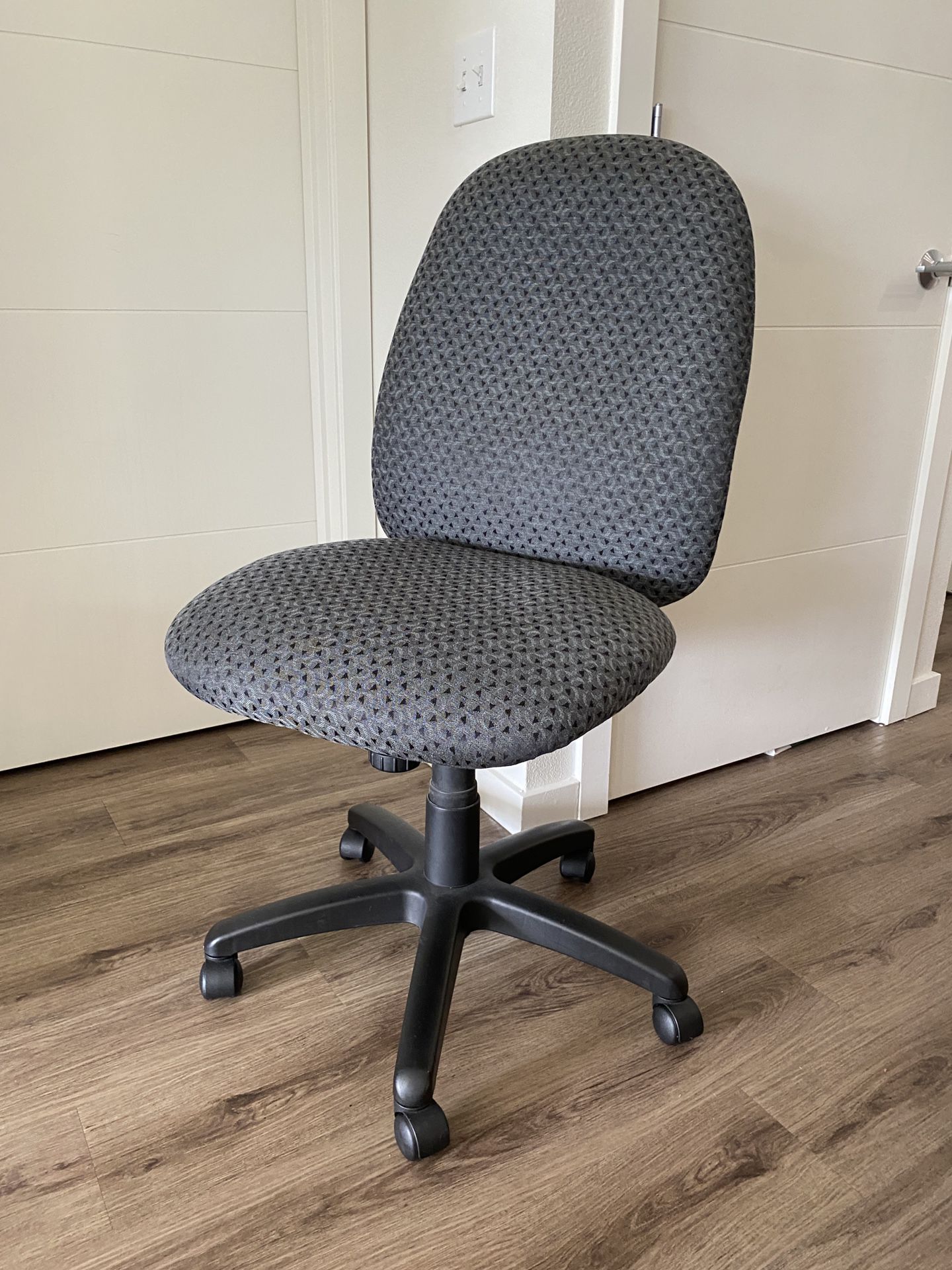 Adjustable Office Chair - NEED GONE