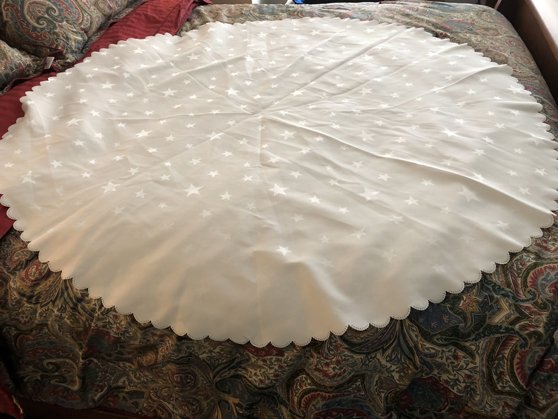 2 white round tablecloths