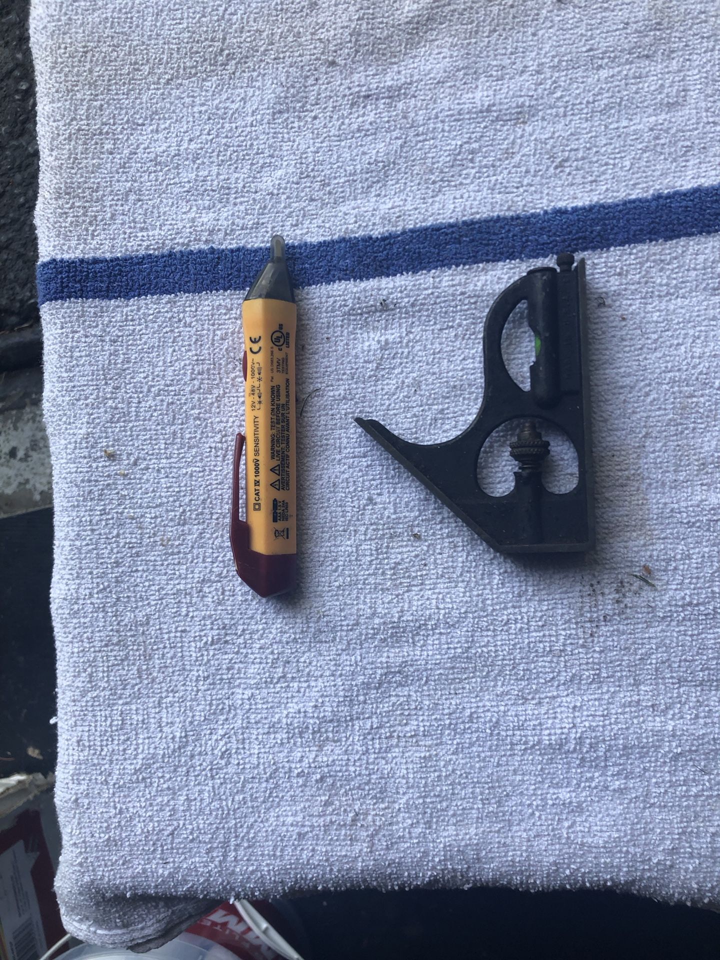 Voltage meter and level
