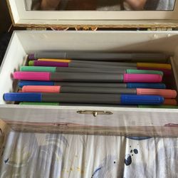 Assorted Colors Of Markers Good Condition 