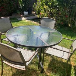 "Patio Dining Set" (Outdoor Round Table w/ 4 Chairs
