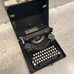 1924 Underwood Portable Typewriter.  This typewriter is in good condition cosmetically-  12 x 12 size. 