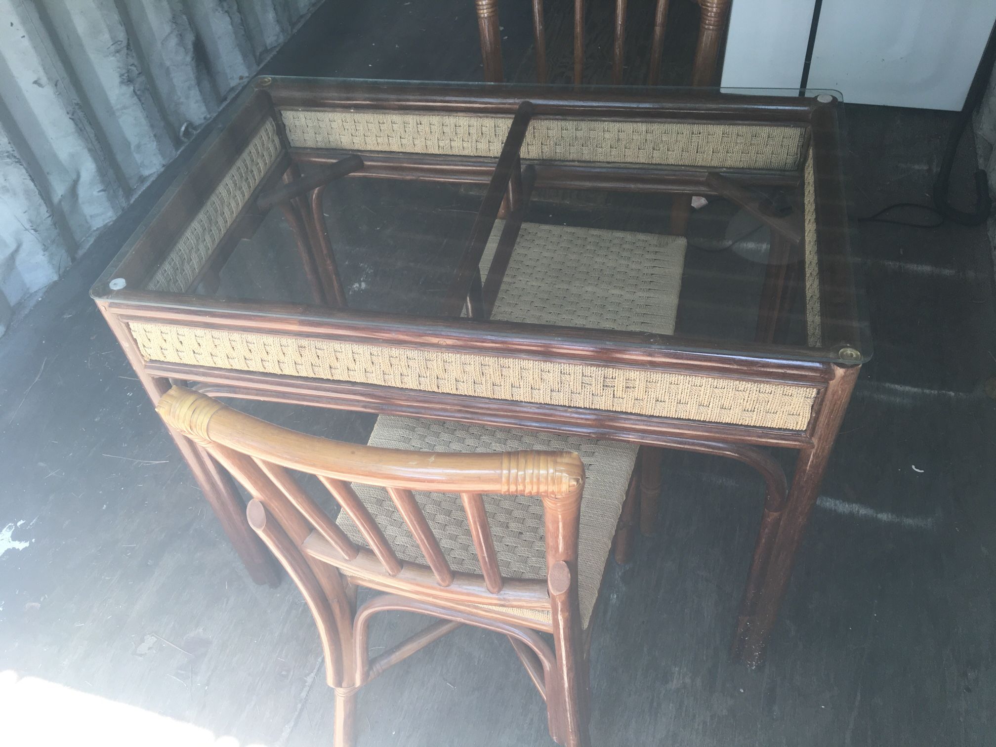 WICKER RATTON GLASS TOP COFFEE TABLE WITH 2 CHAIRS GREAT CONDITION